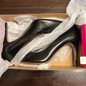 Fioni 4.5in high heel classic pointed toe pumps never been worn!